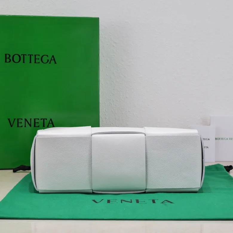 Batch 1760 medium arco pebbled grain, BottegaVeneta# official website latest pebbled grain cowhide with suede lining, SLIP tote handbag, and the logo has been changed to the side 😍The oversized woven design really makes it a huge gap from ordinary tote bags 🔗🔗Different color combinations for the inner and outer layers ⛓Daniel Lee leads the brand's DNA to continue to evolve with fresh inspiration🧬🧬showing a balanced style of luxury and reality👉: 30*20*12 Model: 9893#